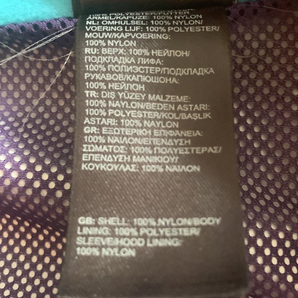 North face rain jacket size small. - Picture 13 of 15